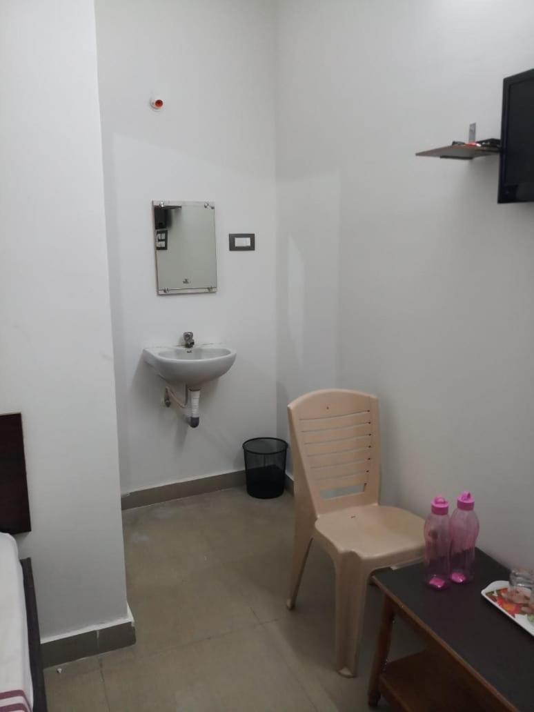 מלון טירופאטי Sri Kousthubham Residency מראה חיצוני תמונה