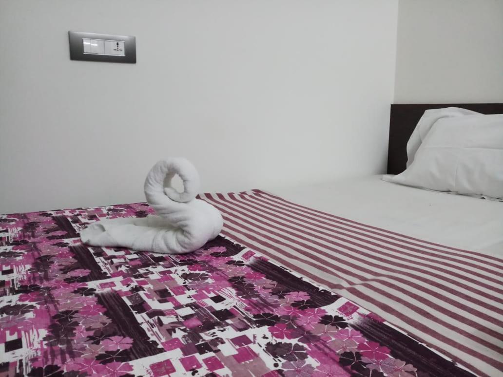 מלון טירופאטי Sri Kousthubham Residency מראה חיצוני תמונה
