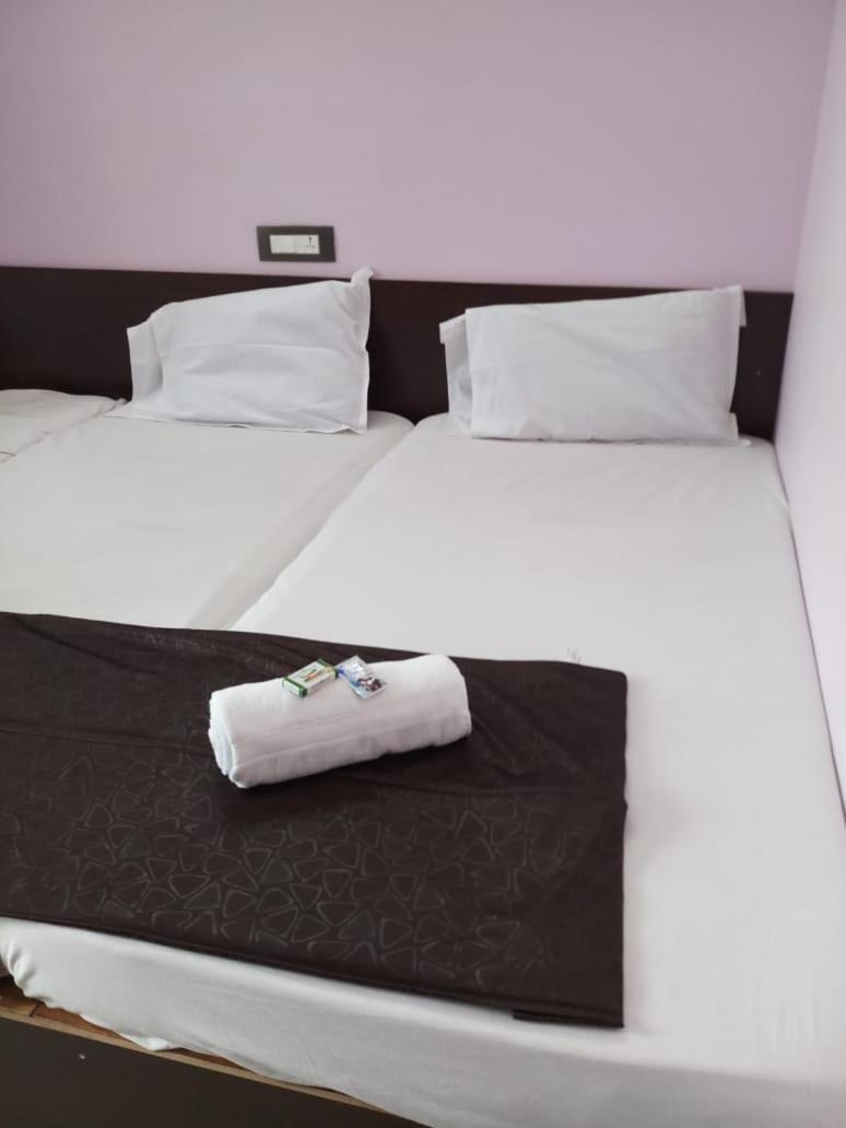 מלון טירופאטי Sri Kousthubham Residency מראה חיצוני תמונה