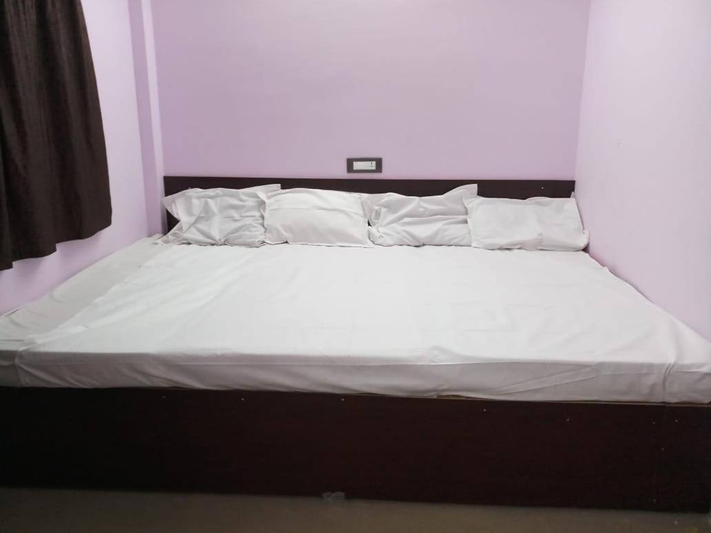 מלון טירופאטי Sri Kousthubham Residency מראה חיצוני תמונה